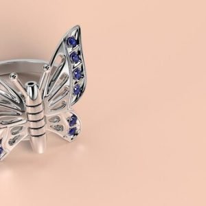 Anillo de Plata con Diseño de Mariposa y Circonitas